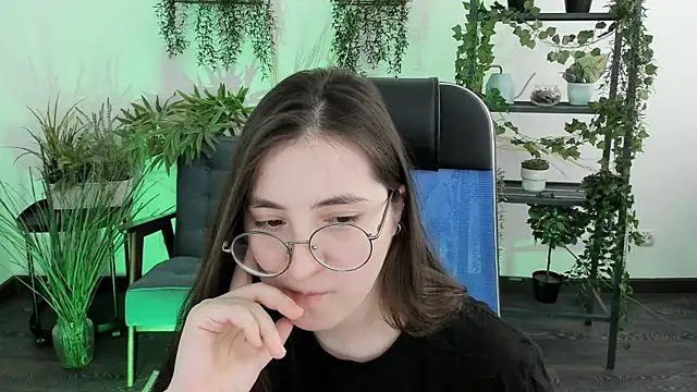 VirtuallVoyant's Live XXX Chat