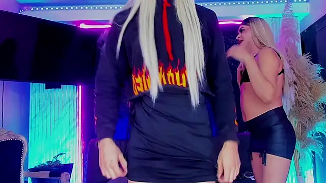 Queens_Wonders_Blonders' Webcam Show