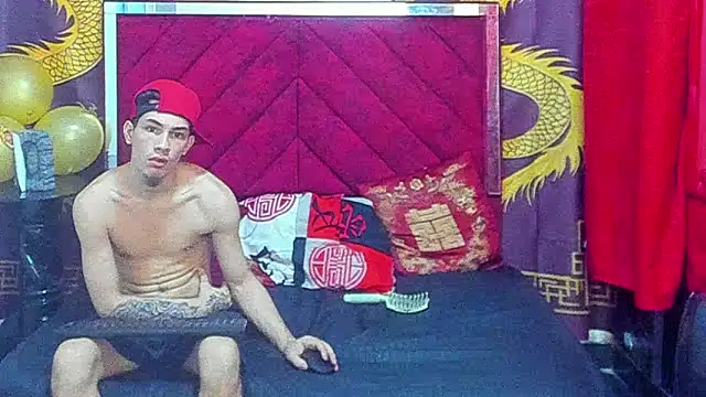 Pride_couple: διαδικτυακό σόου στην κάμερα