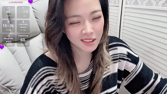 Holiland: διαδικτυακό σόου στην κάμερα