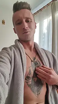 MathhewKingNikos: διαδικτυακό σόου στην κάμερα