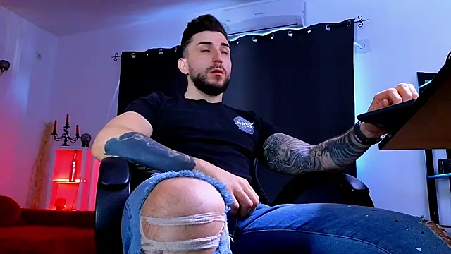 MightyAaron66's Live XXX Chat