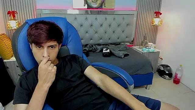 Estiv18_'s Live XXX Chat