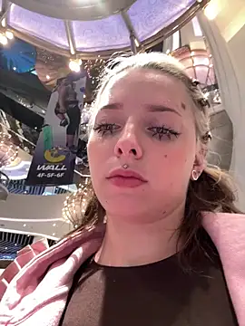 LoraaDoll Chat XXX in diretta