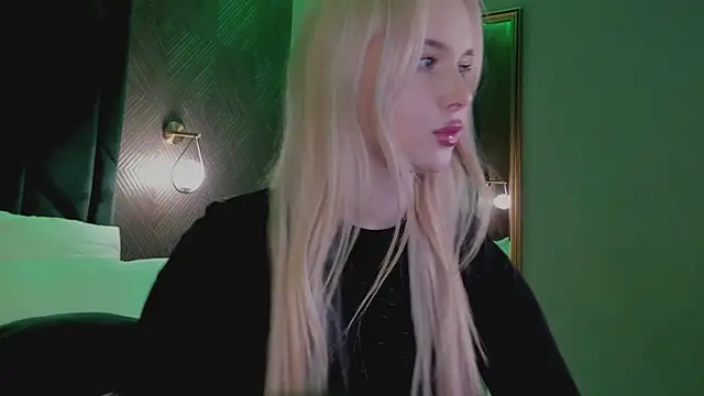 Chat +18 de NicoletaCooper ao vivo