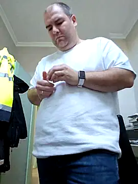 Andrew1900529 Live XXX Chat