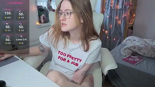 urstripchatgf's Live XXX Chat