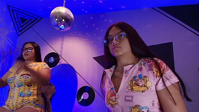 Lilith_and_Khloe: онлайн-секс-ч ат