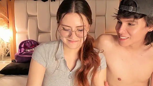 Daphne_And_Roger webcam show