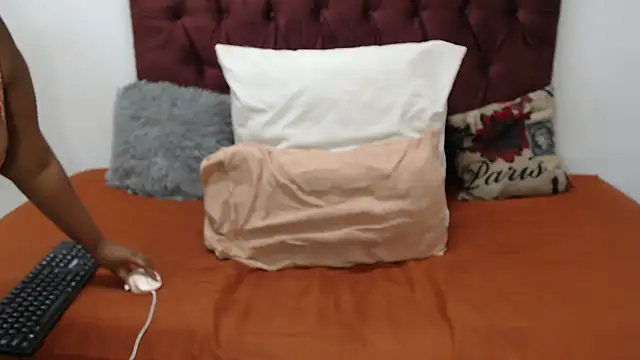 THICKBARBIE32 élő XXX-chatje