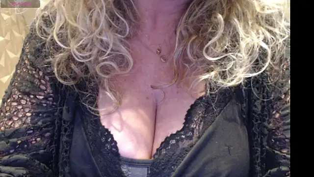 JenniLowen webkamerás műsora