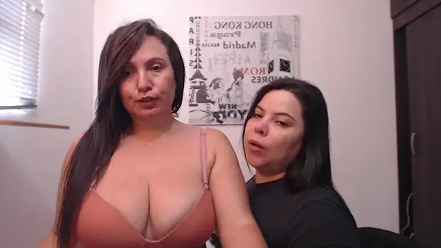 Tinna_Sarah Live XXX-chat