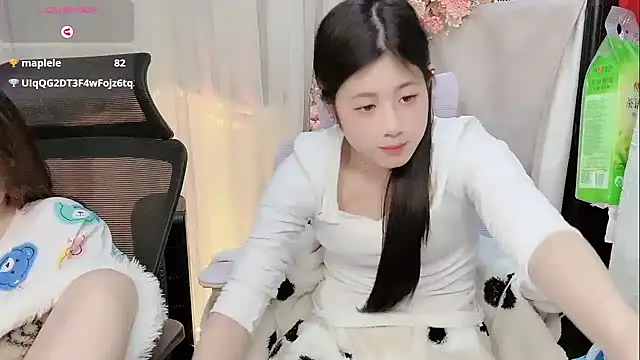 Show modela Yvonne-07 na web-kameri