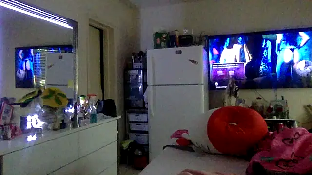 toomuchofafreak's Webcam Show