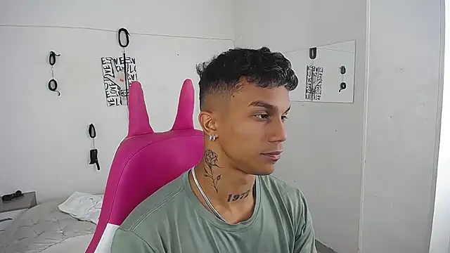 Leonard_Price Chat XXX live