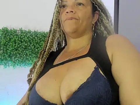 Eva_Luxei Adlı Modelin Canlı XXX Sohbeti