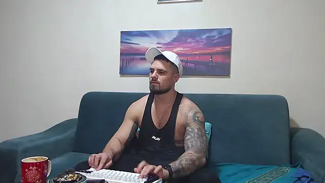 Tiberius_hunk: διαδικτυακό σόου στην κάμερα