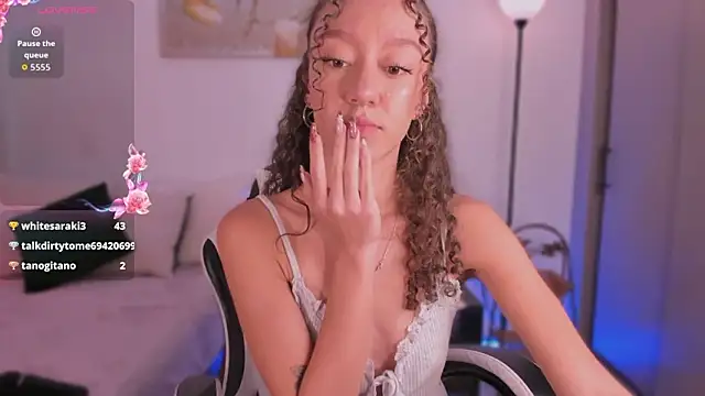 ChloeMoreti's Live XXX Chat