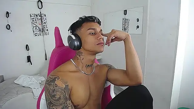 Leonard_Price Live XXX Chat