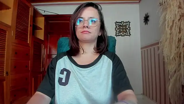 kassandra_james Adlı Modelin Canlı XXX Sohbeti