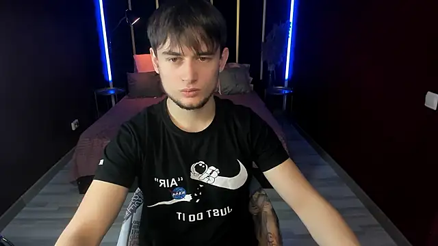 AlejandroEllias Show in webcam