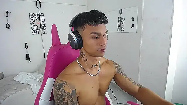 Leonard_Price Live XXX Chat