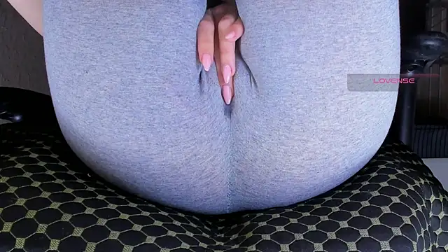 Show modela Cameltoe_squirt_inPants na web-kameri