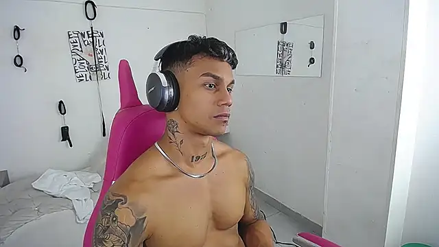 Leonard_Price Live XXX Chat