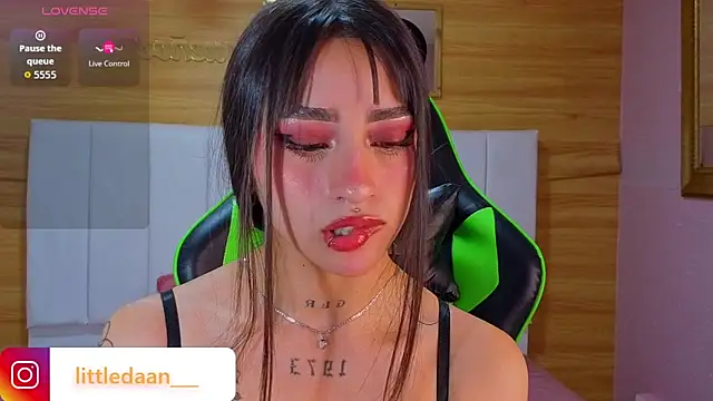 Abril_Velvet_a_'s Live XXX Chat