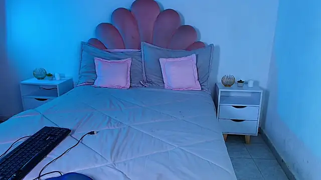 MiaColucci18 élő XXX-chatje