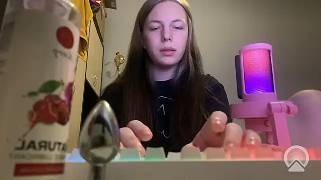 Show modela britneylovely na web-kameri