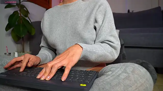 AngelaDesires Chat XXX in diretta