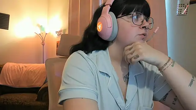 cute_aggro_gamer_girl's Live XXX Chat