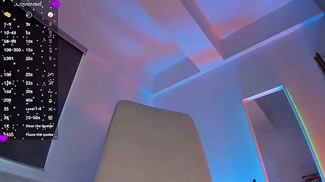 laura-hills18's Live XXX Chat