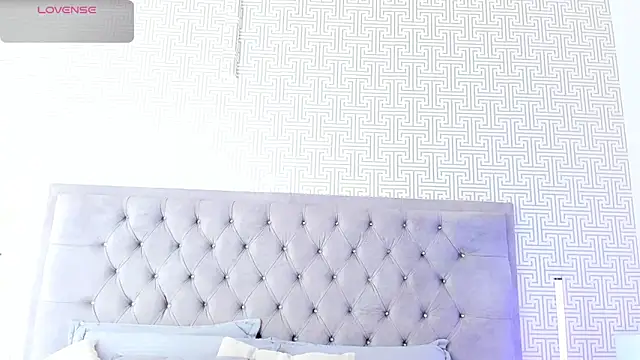 AriRobert_'s Live XXX Chat