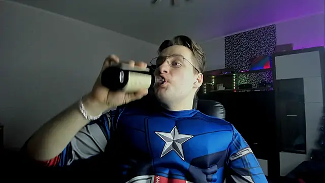 romiosabrino: διαδικτυακό σόου στην κάμερα