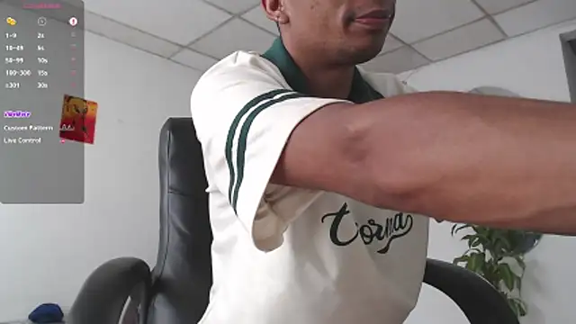 Aaronblack1_'s Live XXX Chat