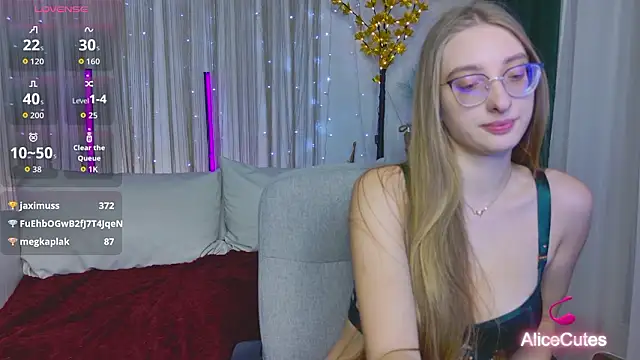 AliceCutes: вебкам-шоу