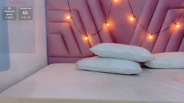 hornybarelylegalgirl Chat XXX live