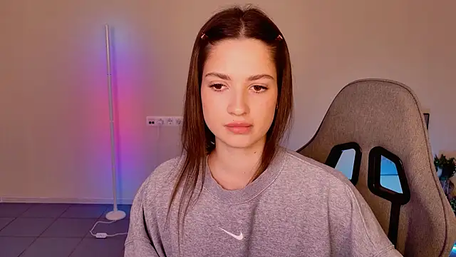 Chatroom XXX en direct de KiraVair