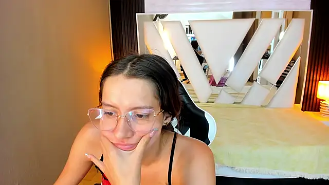 Chat XXX en directo de Linda4Petite