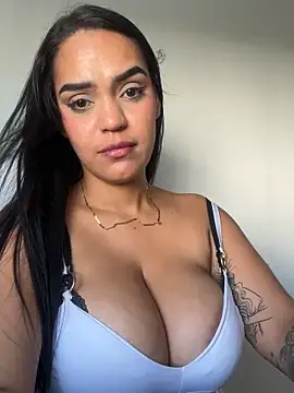 Sara-77 Adlı Modelin Canlı XXX Sohbeti