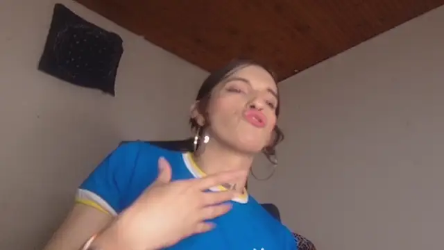 Scarlett_crastrawberry: διαδικτυακό σόου στην κάμερα