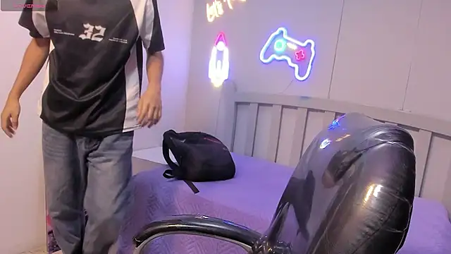 دردشة StiwenTwink الجنسية المباشرة