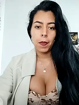 LuiannaのライブXXXチャット