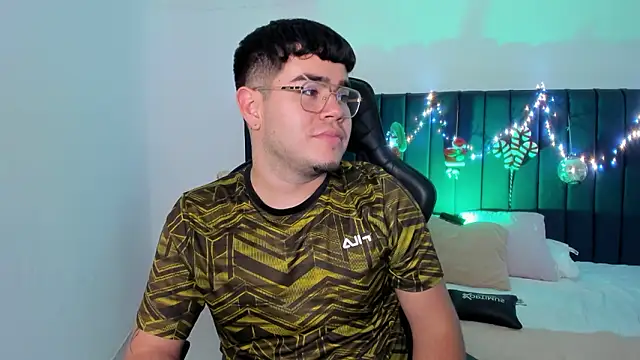 thiago_occonor: διαδικτυακό σόου στην κάμερα