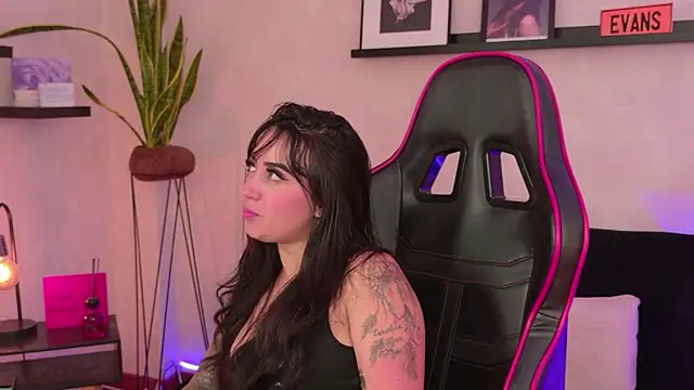 EmmyEvans1's Live XXX Chat