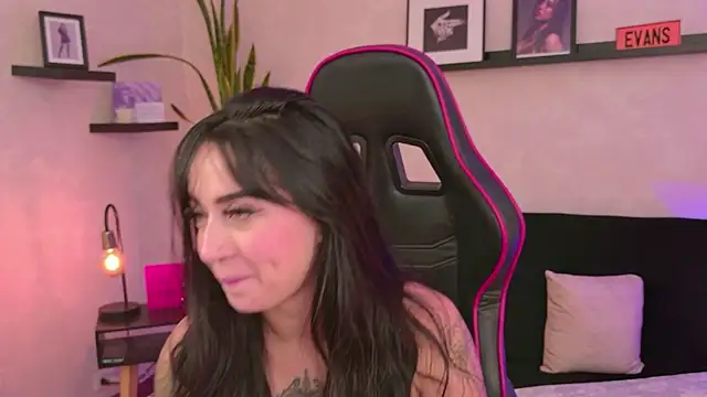 EmmyEvans1's Live XXX Chat