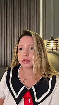 Chat +18 de MiaPetit_ ao vivo