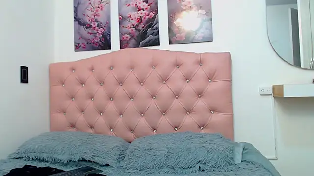 pinky_f00x's Live XXX Chat